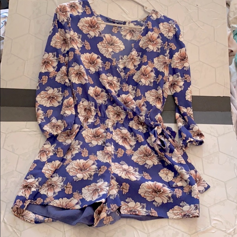 One clothing Los Angeles  XS Flower Romper